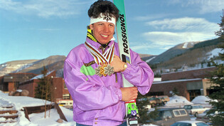 Ski-Legende: Die Glarnerin Vreni Schneider präsentiert an der Ski-Weltmeisterschaft in Vail, USA, im Februar 1989 ihre Goldmedaille im Riesenslalom und ihre Silbermedaillen in der Kombination und im Slalom.