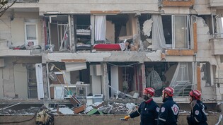 Rettungskräfte suchen weiterhin nach Überlebenden in den Trümmern tausender Gebäude, die durch ein starkes Erdbeben und mehrere Nachbeben eingestürzt waren. Foto: Tolga Ildun/ZUMA Press Wire/dpa