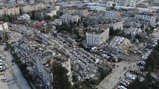 Blick auf die Zerstörung im Stadtzentrum von Hatay nach dem schweren Erdbeben an der türkisch-syrischen Grenze. Foto: -/IHA/AP/dpa