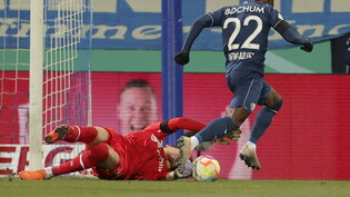 Eine von einer ganzen Reihe guter Paraden: Dortmunds Goalie Gregor Kobel stoppt im Cup-Achtelfinal den Bochumer Christopher Antwi-Adjei