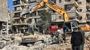 Rettungskräfte und Freiwillige suchen nach Überlebenden in den Trümmern eines Gebäudes, das bei dem tödlichen Erdbeben an der türkisch-syrischen Grenze eingestürzt war. Foto: Khalil Hamlo/dpa