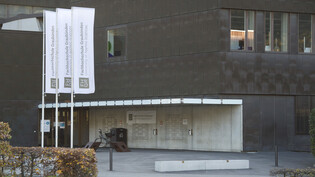 Der Eingang der Fachhochschule Graubünden in Chur: Wenige Tage nach dem offiziellen Kampagnenstart der Citizen-Science-Forschung zur Analyse von Hassbildern von der Fachhochschule Graubünden wurde die Webseite des Projekts zur Zielscheibe eines Cyberangriffs.