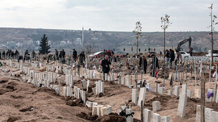 Menschen beklagen den Tod ihrer Angehörigen. Die Türkei hat nach den tödlichen Erdbeben in den südlichen Provinzen eine siebentägige Staatstrauer ausgerufen. Foto: Onur Dogman/SOPA Images via ZUMA Press Wire/dpa