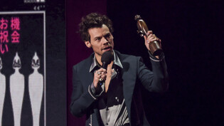 Harry Styles nimmt den Preise für den Künstler des Jahres bei den Brit Awards 2023 entgegen. Foto: Vianney Le Caer/Invision/AP/dpa