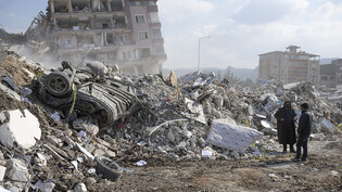 dpatopbilder - Anwohner gehen im türkischen Antakya durch die Trümmer. Foto: Boris Roessler/dpa