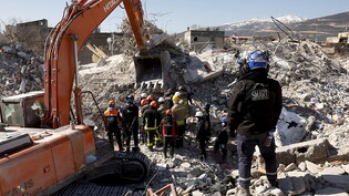 Mitglieder der Nationalen Katastrophenschutzbehörde von Malaysia suchen in den Trümmern in Gaziantep nach Überlebenden. Foto: Hairul/BERNAMA/dpa