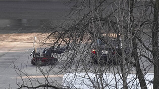 Ein Sprengstoffroboter nähert sich dem verdächtigen Fahrzeug auf dem Bundesplatz.
