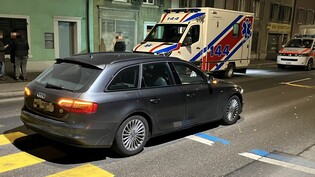 Auf dem Kirchweg in Glarus: Ein Fussgänger wurde frontal von einem Auto erfasst.
