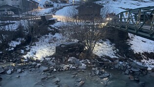 Glück im Unglück in Vals: Der 71-jährige Autofahrer kann sich selbständig und unverletzt aus dem total beschädigten Auto befreien.