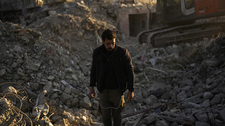 Ein Mann steht in den Trümmern in Iskenderun. Foto: Francisco Seco/AP/dpa