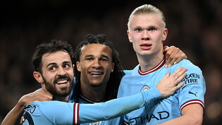 25 Tore in 21 Spielen: Erling Haaland (rechts) trifft auch im Spitzenspiel für Manchester City