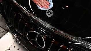 Der deutsche Autobauer Mercedes-Benz hat im zurückliegenden Jahr deutlich mehr verdient. (Symbolbild)