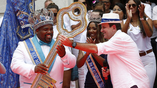 Djferson Mendes da Silva (l), Karnevalskönig Momo, erhält den Schlüssel der Stadt von Eduardo Paes, Bürgermeister von Rio de Janeiro zur offiziellen Eröffnung des Karnevals. Foto: Bruna Prado/AP/dpa