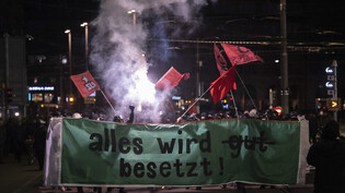 Rund tausend Personen demonstrierten am Samstagabend in Zürich gegen die genossenschaftliche Überbauung auf dem Koch-Areal. Sie richteten dabei eine grosse Verwüstung an.