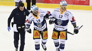 Der verletzte Dominik Schlumpf wird vom Eis begleitet