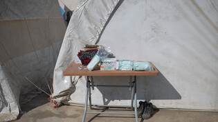 PRODUKTION - Auf einem Tisch vor einem Zelt in einem Behelfslager für Menschen, die ihre Häuser im Epizentrum des Erdbebens verloren haben, liegen OP-Masken. Foto: Ahmed Deeb/dpa