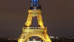 Zum Jahrestag des russischen Angriffs auf die Ukraine ist der Eiffelturm in Paris in der Nacht zum Freitag in den ukrainischen Landesfarben erstrahlt. Kurz nach Sonnenuntergang wurde der weltweit bekannte Turm am Donnerstagabend in blau und gelb gehüllt.