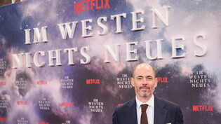 Der Regisseur Edward Berger (Bild) hat bei seiner Netflix-Verfilmung von "Im Westen nichts Neues" von Erich Maria Remarque eine Szene als zu grausam verworfen. "Ein ganz konkretes Bild, das ich nicht verfilmen konnte, ist Remarques Beschreibung eines…