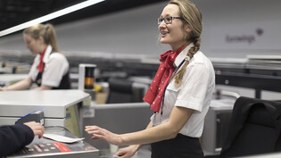 Swissport-Mitarbeitende haben im vergangenen Jahr fast 190 Millionen Flugpassagiere betreut. (Archivbild)