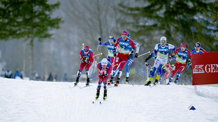 Johannes Hösflot Klaebo führt das Feld im Skiathlon an - am Ende schnappt sich Simen Hegstad Krüger den Sieg