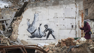 Auf der Briefmarke ist das Motiv zu sehen, das der weltberühmte britische Street-Art-Künstler auf einer Mauer in der schwer zerstörten ukrainischen Ortschaft Borodjanka bei Kiew hinterlassen hatte. (Archivbild)
