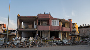Ein durch das Erdbeben vom 6. Febraur eingestürztes Gebäude im türkischen Iskenderun. Foto: David Zorrakino/EUROPA PRESS/dpa