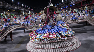 Darsteller der Sambaschule «Imperatriz Leopoldinense» nehmen an den Karnevalsfeierlichkeiten im Sambadrom teil. Foto: Bruna Prado/AP/dpa