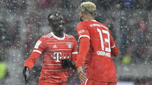 1:0-Torschütze Eric Maxim Choupo-Moting (rechts) und der von einer Verletzung zurückgekommene Sadio Mané klatschen im Münchener Schneetreiben ab