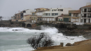 Wellen treffen bei stürmischem Wetter bei Can Picafort ans Ufer. Für die nächsten Tage wird Regen mit niedrigen Temperaturen erwartet. Foto: Clara Margais/dpa