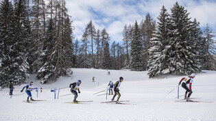 Der Schnee ist knapp: Athletinnen und Athleten nehmen am Planoiras Volkslanglauf teil. 