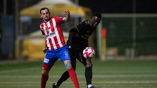 Wellington kämpft gegen Servettes Moussa Diallo um den Ball