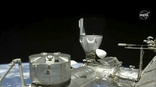 SCREENSHOT - Die SpaceX-Kapsel mit vier Astronauten dockt an der Internationalen Raumstation an. Foto: Uncredited/NASA/AP/dpa - ACHTUNG: Nur zur redaktionellen Verwendung im Zusammenhang mit der aktuellen Berichterstattung und nur mit vollständiger…