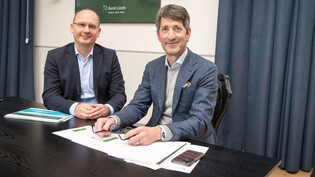 Zufriedener Blick zurück: Bank-Linth-CEO David Sarasin (rechts) und Stellvertreter Luc Schuurmans sind erfreut über die Ergebnisse im Geschäftsjahr 2022. 