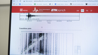 Das Seismogramm eines Erdbebens dargestellt auf einem Bildschirm am Schweizerischen Erdbebendienst, SED. (Symbolbild)