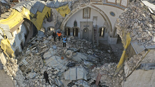 ARCHIV - Überreste einer Moschee in Antakya, die bei dem Erdbeben eingestürzt ist. Foto: Hussein Malla/AP/dpa