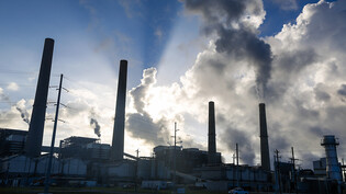Kohlendioxid soll bei industriellen Prozessen eingefangen und in einer unterirdischen Lagerstätte eingespeichert werden. (Archivbild)
