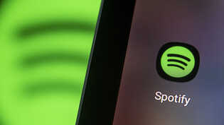 Der Musikstreaming-Dienst Spotify baut seine App so um, dass Nutzerinnen und Nutzer wie etwa beim Bilddienst Instagram durch Inhalte scrollen können. (Symbolbild)