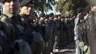 Bundespolizisten, die als Verstärkung für die Provinzpolizei eingetroffen sind, stehen in Formation. Nach der jüngsten Welle der Gewalt in Rosario hat die argentinische Regierung eine Sicherheitsoffensive in der Heimatstadt von Fußball-Superstar Lionel…