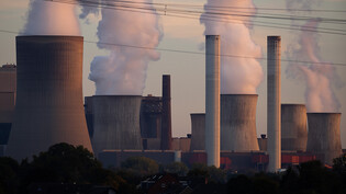 Die EU muss bis 2030 mindestens 11,7 Prozent weniger Energie verbrauchen. Darauf einigten sich Unterhändler des Europaparlaments und der EU-Staaten am Freitagmorgen in Brüssel. Im Bild ein Kohlekraftwerk im deutschen Bundesland Nordrhein-Westfalen. …