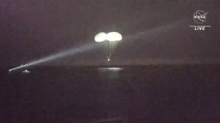 HANDOUT - In diesem Bild aus einem von der NASA zur Verfügung gestellten Video nähert sich eine «Crew Dragon» SpaceX-Kapsel der Erde. Foto: Uncredited/NASA/AP/dpa - ACHTUNG: Nur zur redaktionellen Verwendung und nur mit vollständiger Nennung des…