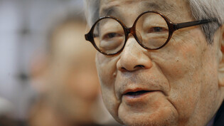 ARCHIV - Der japanische Literaturnobelpreisträger Kenzaburo Oe. Foto: Jacques Brinon/AP/dpa