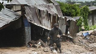 Ein Mann steht vor seinem von Tropensturm "Freddy" zerstörten Haus in Malawi.