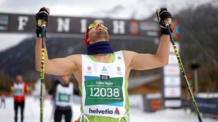 So sieht Erleichterung aus: Dieser Teilnehmer des Engadin Skimarathon feiert seine Zielankunft.