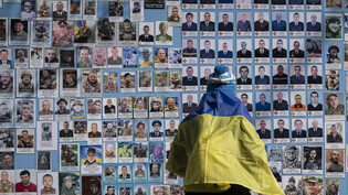 Eine Gedenkmauer erinnert in der Hauptstadt Kiew an die gefallenen ukrainischen Soldaten. Foto: Andrew Kravchenko/AP