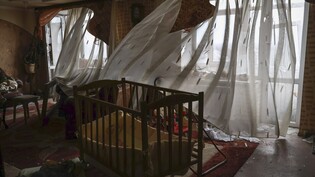 Eine verlassene und durch Beschuss beschädigte Wohnung in Bachmut. Foto: Roman Chop/AP/dpa