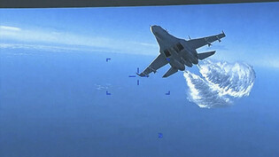 dpatopbilder - SCREENSHOT - Das Pentagon hat Filmmaterial veröffentlicht, auf dem zu sehen ist, wie ein russisches Flugzeug eine Überwachungsdrohne der US-Luftwaffe im internationalen Luftraum über dem Schwarzen Meer unsicher abfängt. Foto: Uncredited/US…