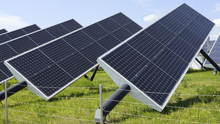 Solarpark in Winterthur: Der Bundesrat schätzt, dass im Rahmen der Solaroffensive für mehr Winterstrom bis zu 200 Grossprojekte ausgearbeitet werden könnten. (Archivbild)