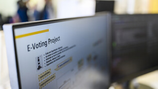 Ingenieure der Post bei der Entwicklung des E-Voting-Systems im Mai 2022 in Neuenburg. (Archivbild)