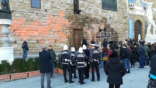 HANDOUT - Die Fassade des Palazzo Vecchio wird gereinigt. Foto: -/Ultima Generazione/dpa - ACHTUNG: Nur zur redaktionellen Verwendung im Zusammenhang mit der aktuellen Berichterstattung und nur mit vollständiger Nennung des vorstehenden Credits