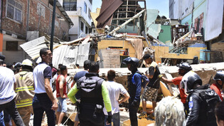 Anwohner und Rettungskräfte stehen vor Gebäuden, die von einem Erdbeben zerstört wurden. Foto: Jorge Sanchez/AP/dpa
